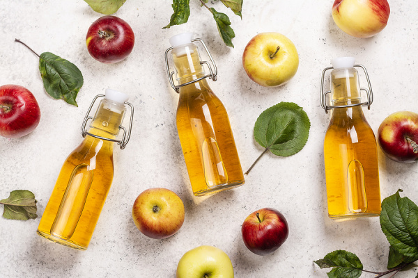 6 Apple Cider Vinegar Hair Rinses for Healthy Hair | An ACV hair rinse offers so many hair benefits - it relieves dry scalp, it's great for dandruff relief and prevention, and it's an easy frizzy hair remedy. If you want to know how to make an effective homemade ACV hair rinse, or prefer a list of drugstore products, this post has it all. Learn how to make a DIY herbal hair rinse using ACV and ingredients like rosemary, lavender, and horsetail for beautiful moisturized hair that's smooth!