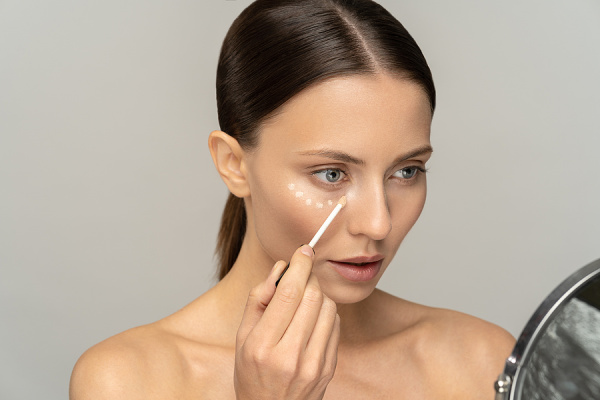 How to Apply Makeup to Dry Skin | If you have dry and flakey skin and want to know how to apply foundation, how to apply concealer and more without making problem skin worse, this post is for you! We've including the best drugstore dry skin products, as well as makeup application tips and step-by-step tutorials for hydrated, moisturized, and glowing skin. Perfect for those in need of a winter skincare routine as well as those with mature skin, these tips and ideas work!