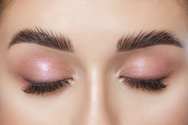 7 Feathered Eyebrows Tips and Tutorials | If you want to know how to get feathered eyebrows, you're in luck! While microblading and microfeathering can yield beautiful results, you don't need to tattoo your brows to make them look fluffy and full. We're sharing 7 eyebrow hacks for a natural look you'll love. From the best eyebrow and makeup products, to easy application techniques, to step-by-step tutorials, learn how to adopt this trend as your own and keep your eyebrows on fleek!
