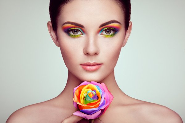 6 Step by Step Colourful Eyeshadow Looks | If you're looking for step-by-step tutorials to teach you how to apply bright eyeshadow, we've got you covered! Perfect for brown eyes, blue eyes, and green eyes, these easy tips and ideas will teach you how to create a subtle daytime pop of color, and how to achieve a bold nighttime look. Grab your Jaclyn Hill Morphe palette and learn the tricks of the trade! #colorfuleyeshadow #brighteyeshadow #howtoapplyeyeshadow