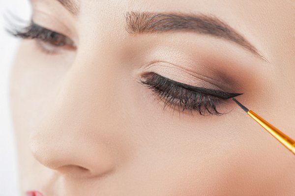 15 Eyeliner Hacks for Beginners | Learn how to apply winged eyeliner – and how to apply liquid eyeliner – with this collection of life-changing makeup tricks! You’ve probably already tried the tape, business card, and bobby pin tricks, and we’re excited to share so many other simple yet transformative makeup hacks to help you get the perfect cat eye every single time. Whether you prefer pencil, gel, or liquid liner, these tips are for you! #liquideyeliner #eyelinertutorials #howtoapplyeyeliner