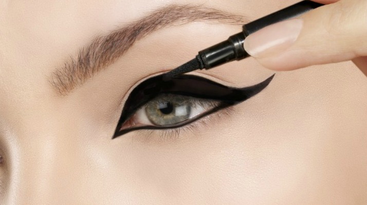 However you want to rock cat eye makeup - whether you prefer a soft, subtle, and natural look that's suitable and easy enough for everyday wear, or tend to opt for something a little more smokey and dramatic - these tips will teach you how to get the perfect cat eye in 5 easy steps!