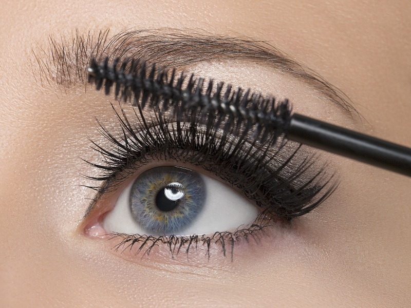 Want to learn how to apply mascara like a pro? You've come to the right place. This collection of 13 step-by-step mascara tips will teach you everything you need to know to get perfectly curled, thick, sexy, voluminous eyelashes WITHOUT CLUMPS your friends will be green with envy over. These tutorials are perfect for beginners and for teens, but have heaps of great tips for even the most well-seasoned makeup artist.