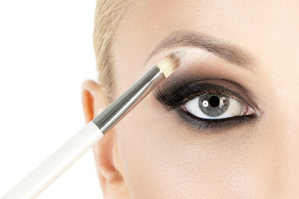 Looking for an EASY smokey eye tutorial for beginners so you can master this sexy look once and for all? We’ve got you covered. We’ve rounded up 6 fabulous step-by-step makeup videos to teach you the basics. Whether you have brown, blue, or green eyes, like natural shades, prefer something dark or dramatic, or want something in between (think: GOLD!), we’ve got heaps of tips to teach you how to get the perfect smokey eye every single time.