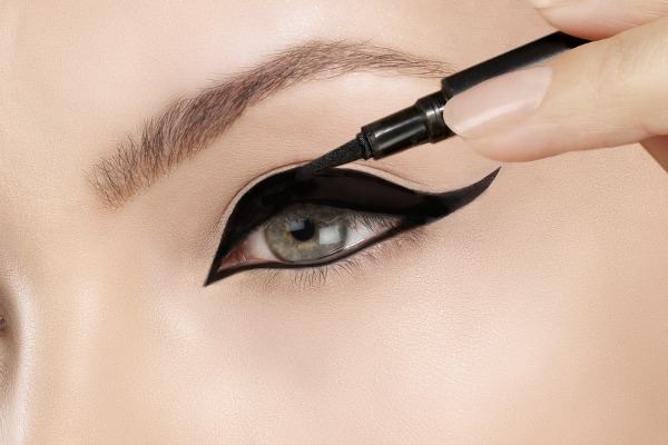 Whether you're trying to learn how to apply eyeliner properly to your top lid, bottom lash line, or your waterline, have small eyes, asian eyes, or really big eyes, prefer pencil, liquid, or gel eyeliners, we've got you covered. We're founded up 7 fabulous step-by-step tutorials to teach you all sorts of makeup tips, tricks, and application techniques, and we've also included a few fabulous product recommendations.
