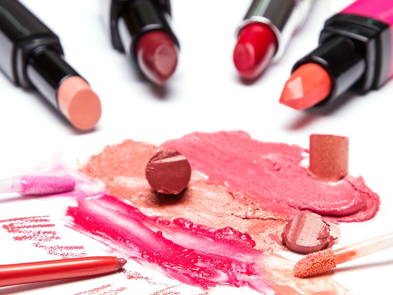A nicely colored lip has the power to be your facial statement piece, and you can match it with your outfit or contrast it for a more effective eye-popping look. So whether you wear it on the daily, or save it for special occasions, check out the 5 best lipsticks for winter to add to your collection!