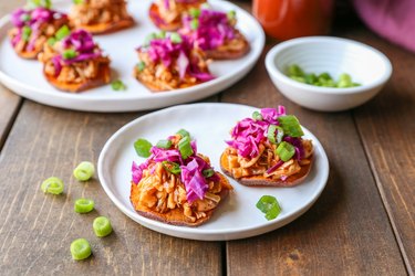 Sweet potato chips with barbecue jackfruit