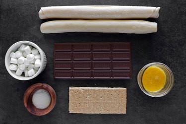 Ingredients for s\'mores pie pops