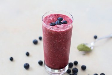 A tall glass filled with an antioxidant-rich smoothie.