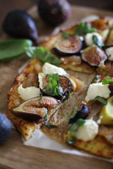 Cauliflower pizza crust with figs